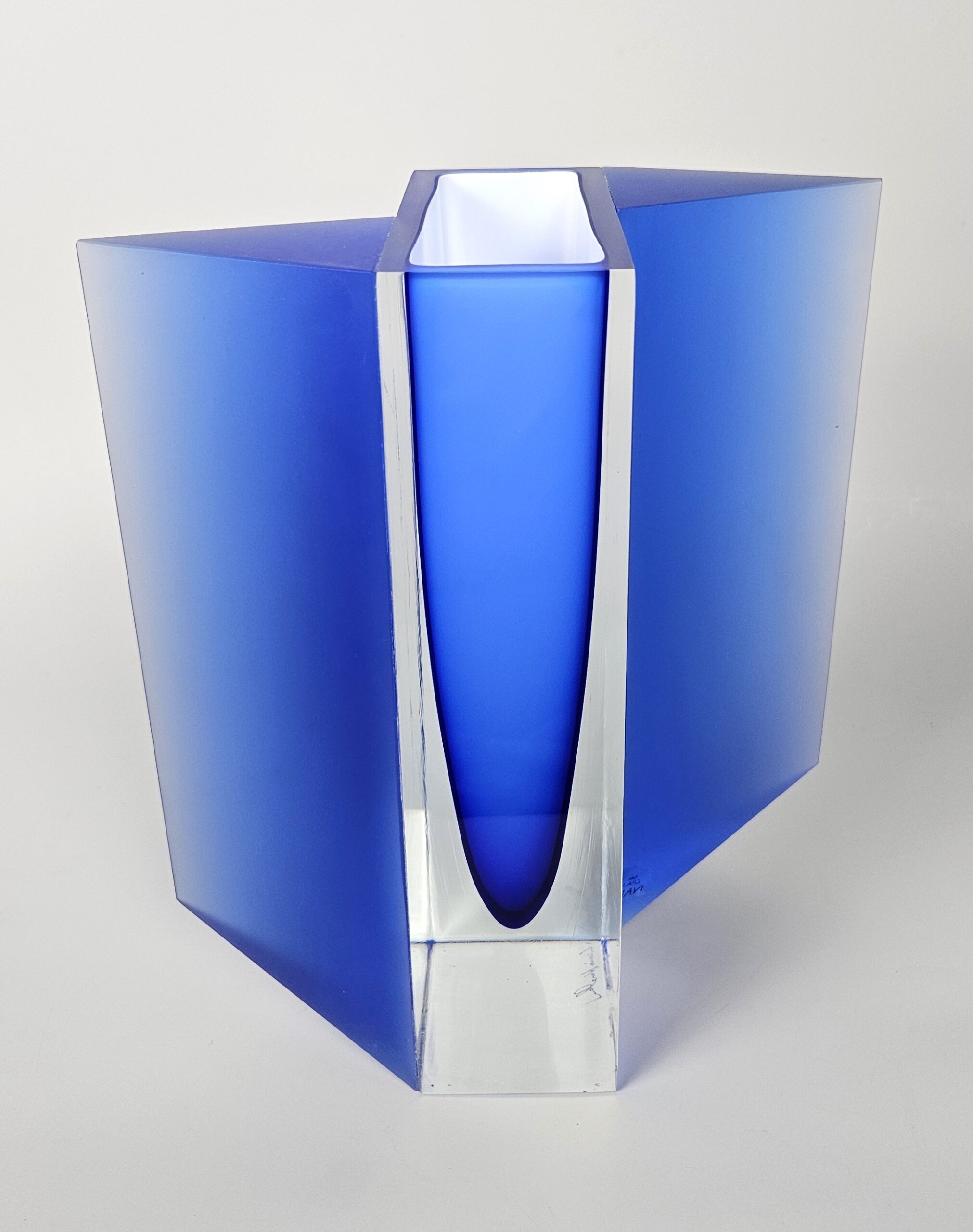 Skleněná broušená váza „Vítr“ modrá – Lucie Havelková