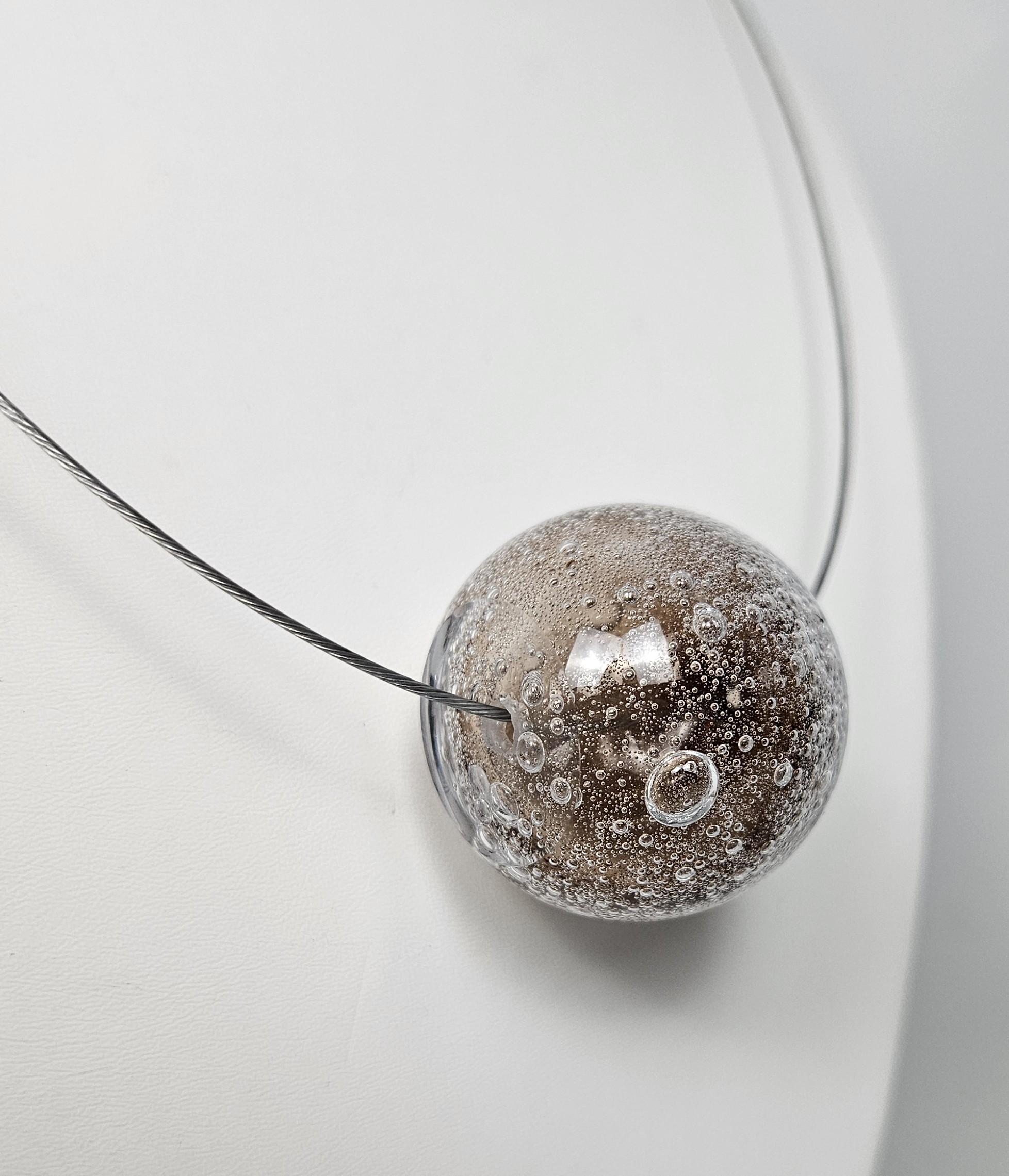 Luxusní skleněný náhrdelník kouřový – Šárka Bartko - Obrázek 3